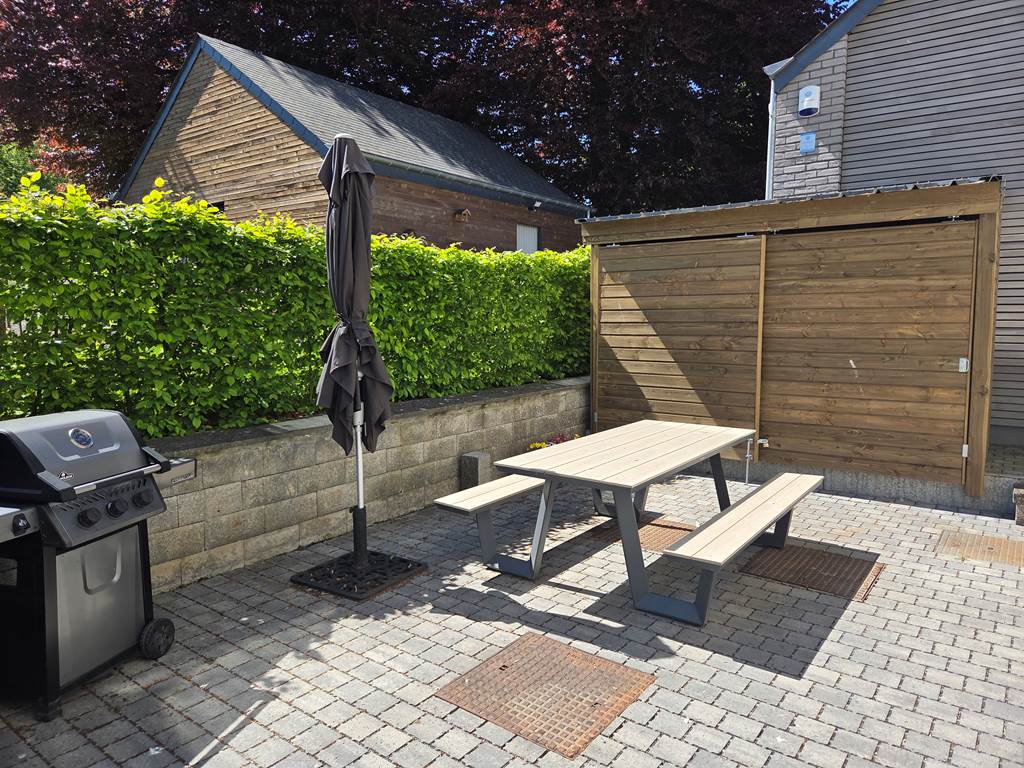 Terrasse avec BBQ au gaz et local à vélos