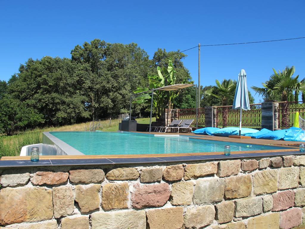 Gîte charme corrèze piscine à débordement
