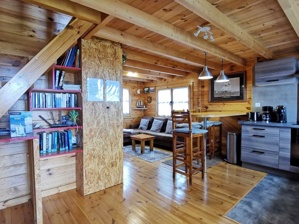 Pièce de vie du Chalet Molène aux Chalets de Kerescar en Finistère