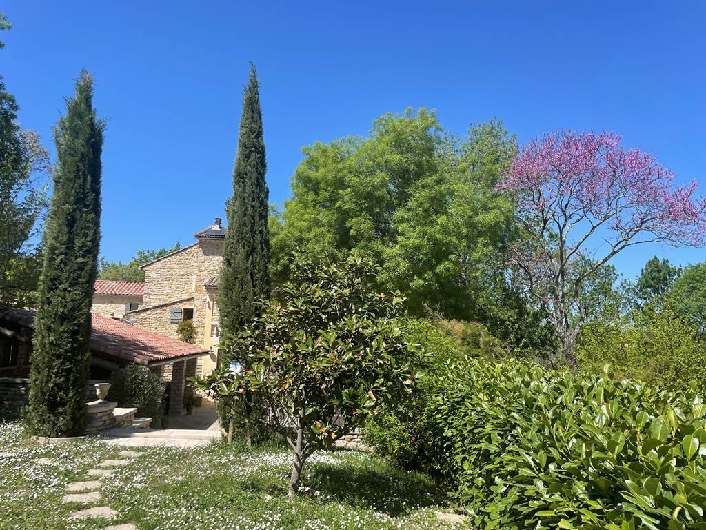 La Serre des Mourgues un écrin de verdure