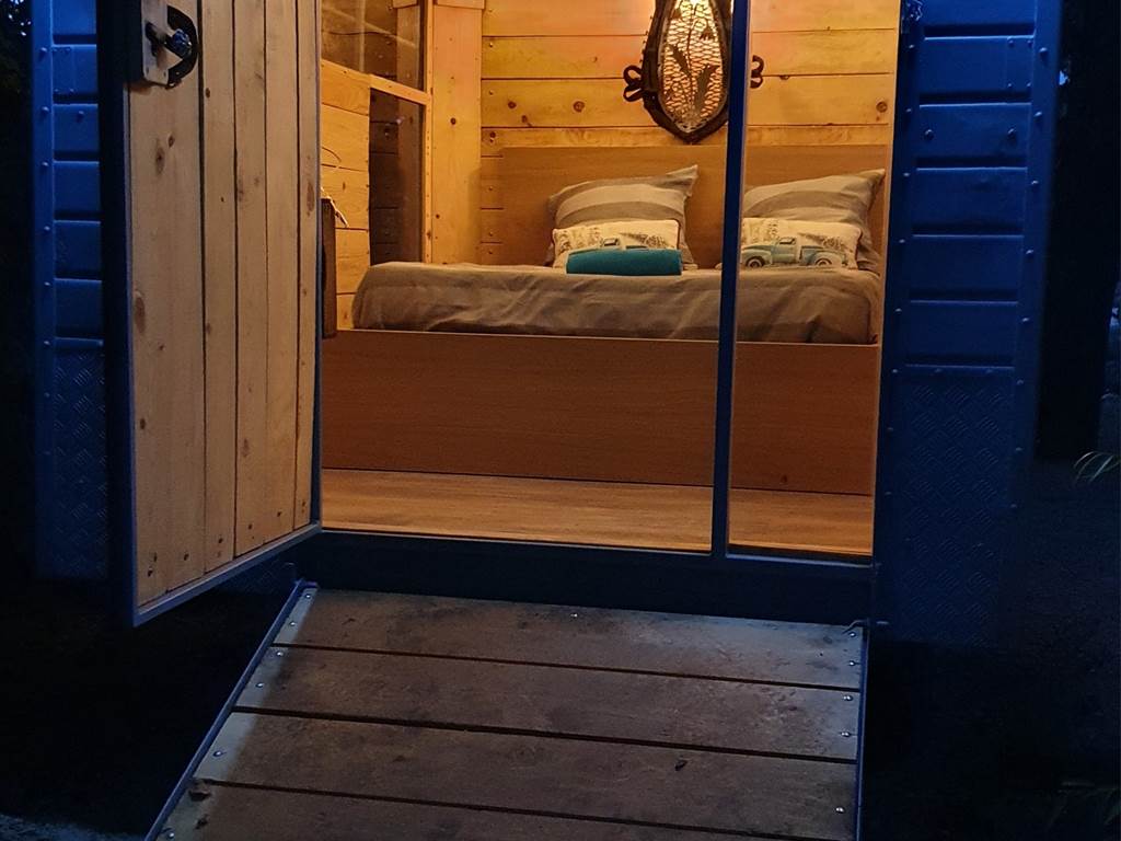 Dormez cosy au refuge dans le Truck-Lodge le GOELETTE