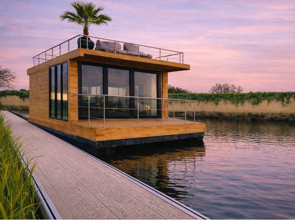 Houseboat vue extérieure amarré sur le canal du Rhône à Sète à Saint-Gilles. Logement atypique en Camargue.