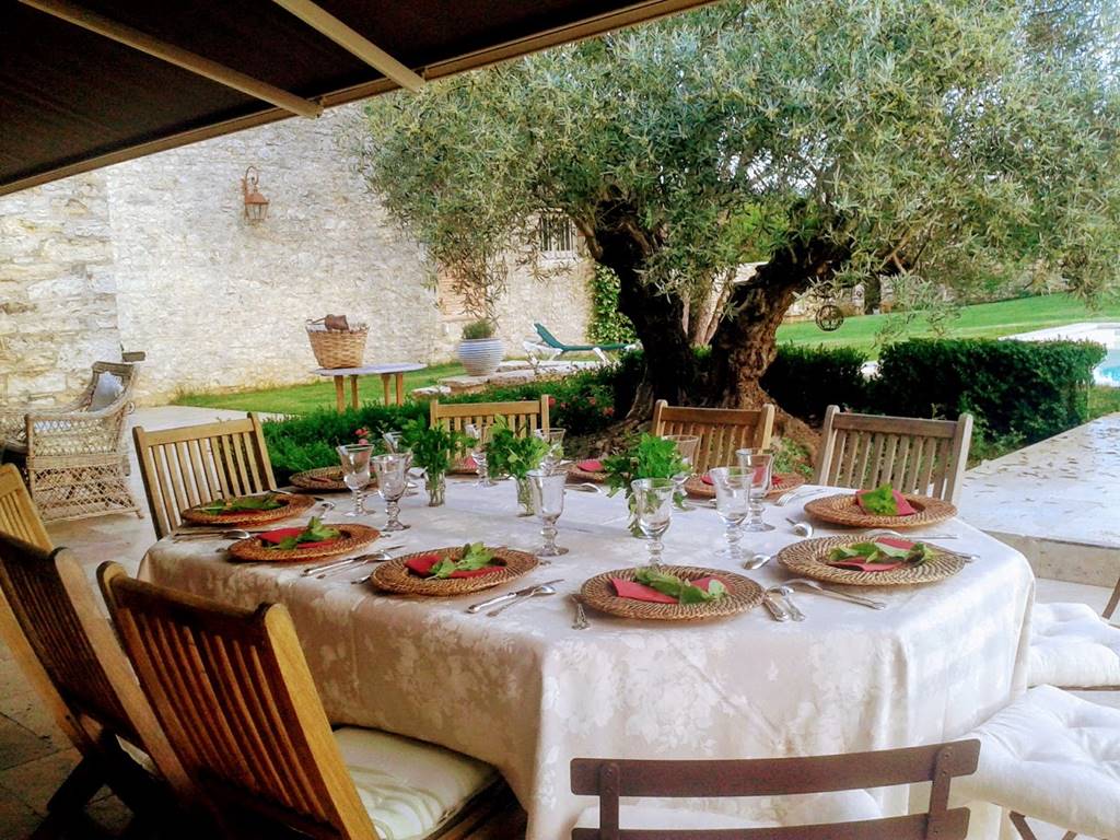 TABLE D'HÔTES A L'OMBRE DE L'OLIVIER CENTENAIRE