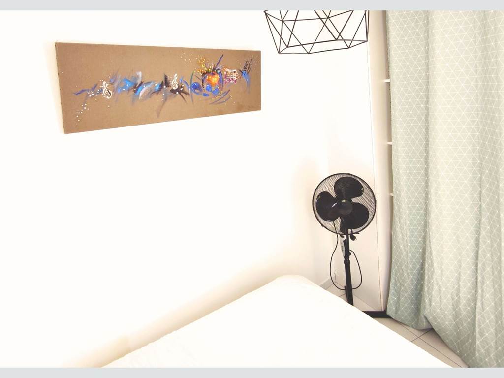 Maison Réthaise 2 – Chambre calme au style épuré Un cadre serein et lumineux, pensé pour le confort et la simplicité, dans une maison pleine de charme au centre de La Flotte.