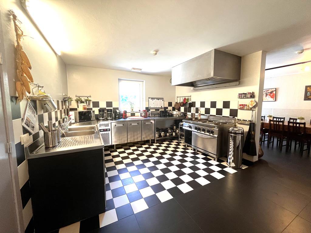 La jolie cuisine tout inox est proche de la salle à manger