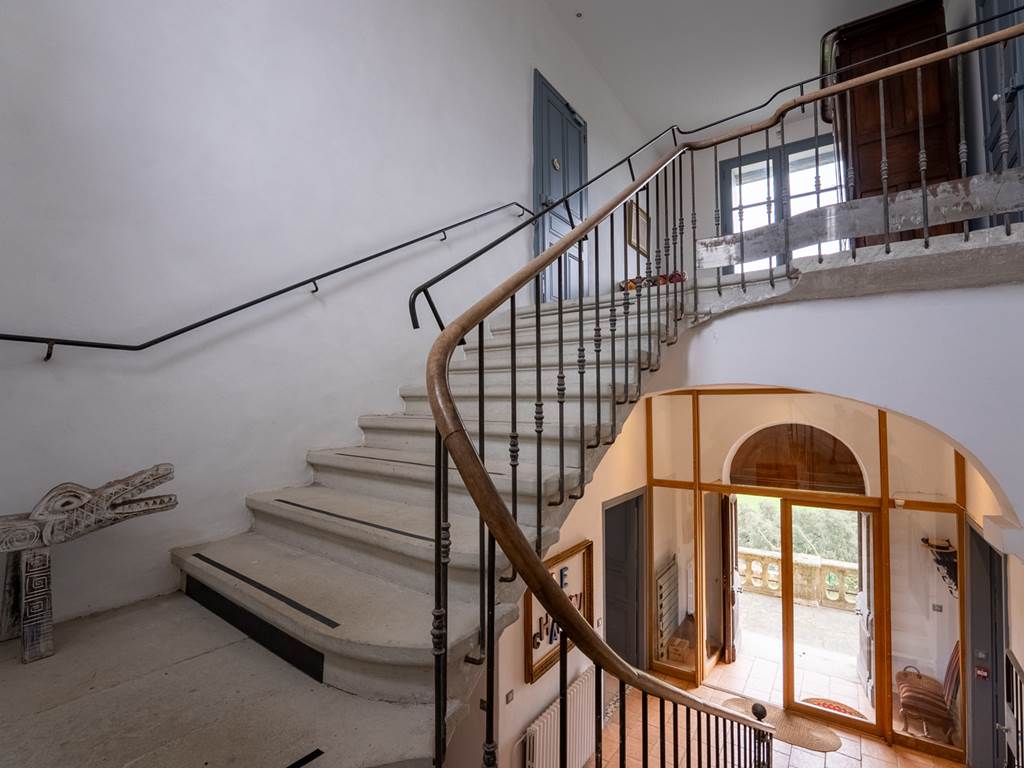 LE CHÂTEAU - Escalier