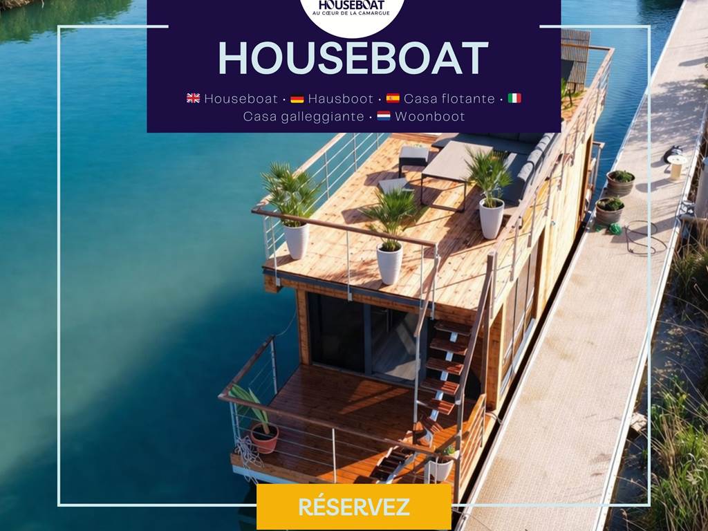 Vue d’un houseboat amarré au port de Saint-Gilles dans le Gard, offrant un cadre paisible entre eau et nature, au cœur d’un environnement typiquement camarguais.