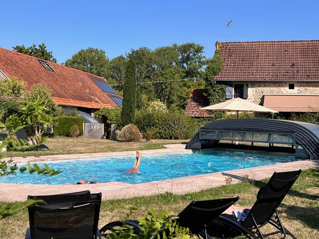 La piscine chauffée du domaine de Louveraude, avec son abri rétractable