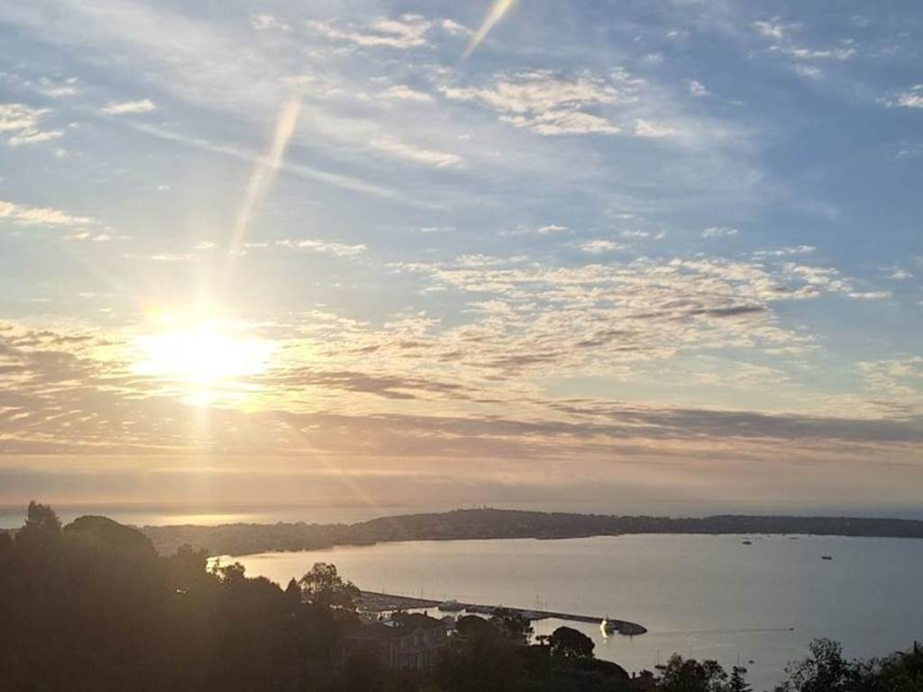 Terrasse sur toit villa Super Cannes au coucher de soleil