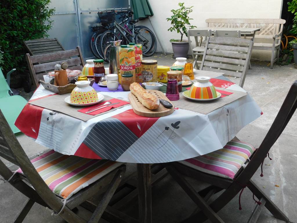 Les petits déjeuners sur la terrasse de La dépendance pendant vacances scolaires et grands week-end