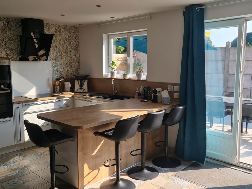 Une grande cuisine ouverte sur un espace de vie de 50m²