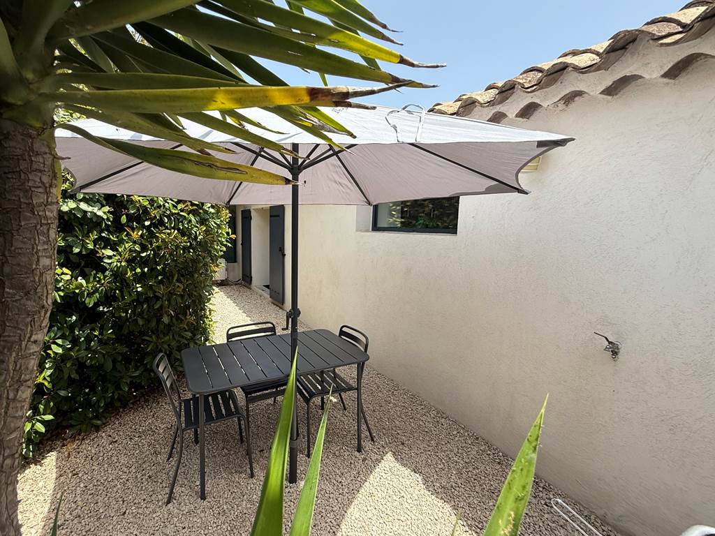 Barbecue et table de jardin pour savourer l’été à l’extérieur