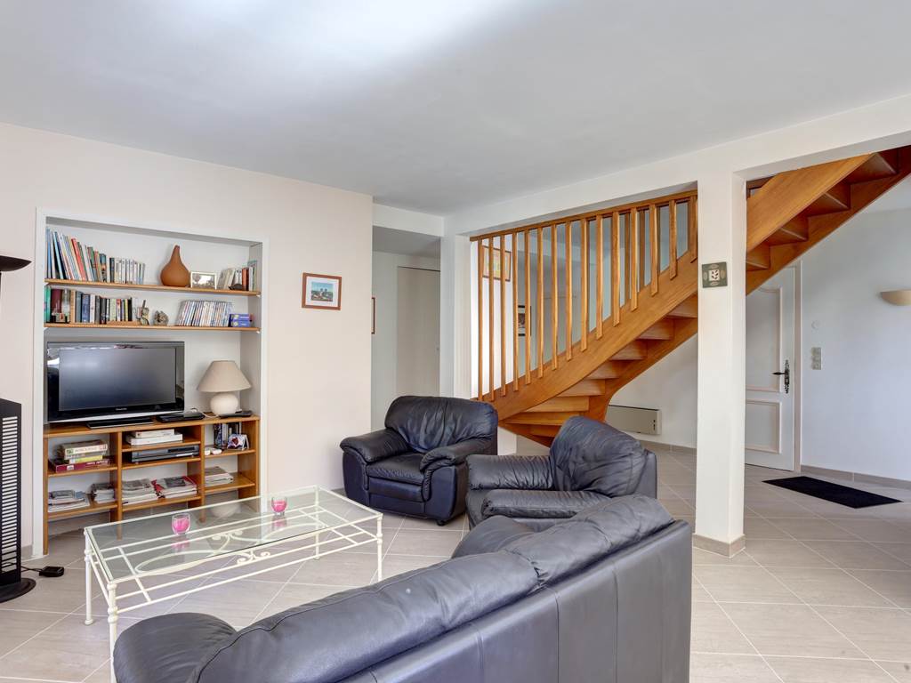 salon et escalier vers l'étage