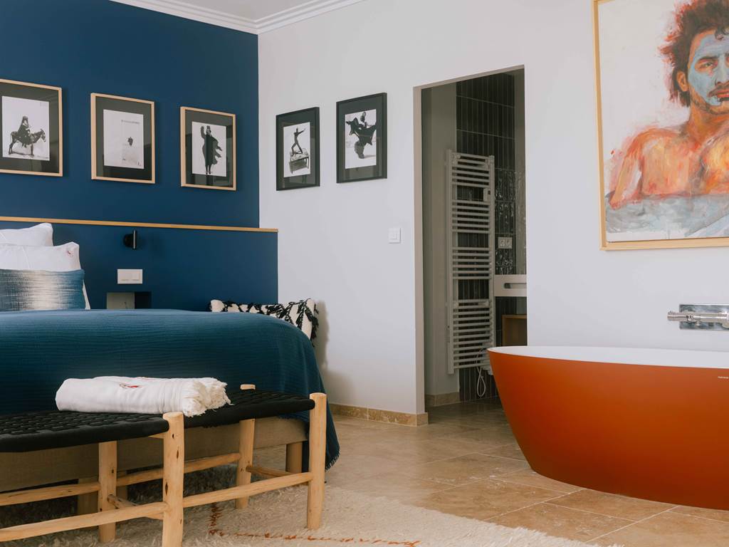 6 BD la suite Royale Marcelle possede une baignoire et une douche