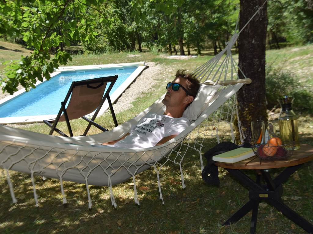Détente et lecture dans le hamac, maison d'hôtes dans le Lot
