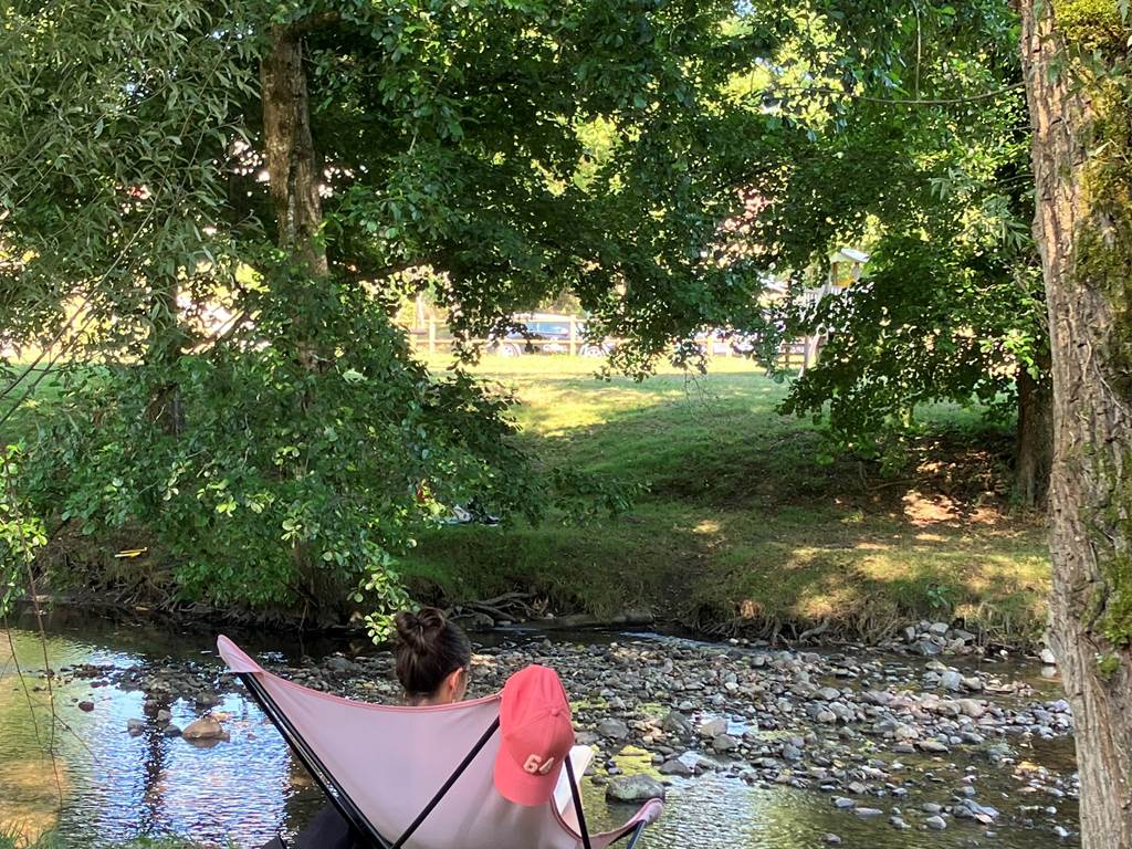 Un bon bouquin au frais au bord de la rivière