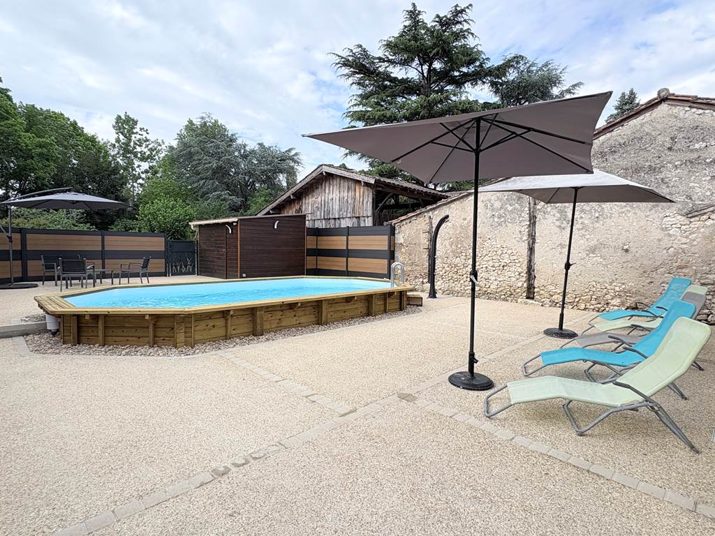 Piscine - transats - salon jardin - parasol
