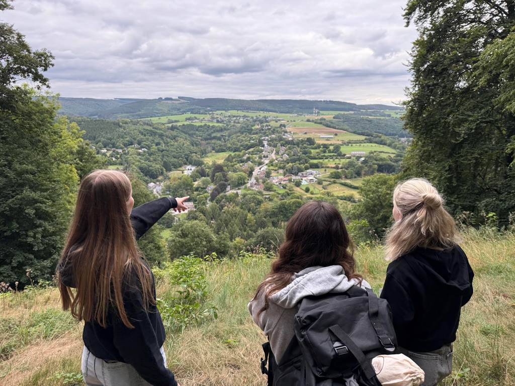 3 filles de dos qui montrent du doigt