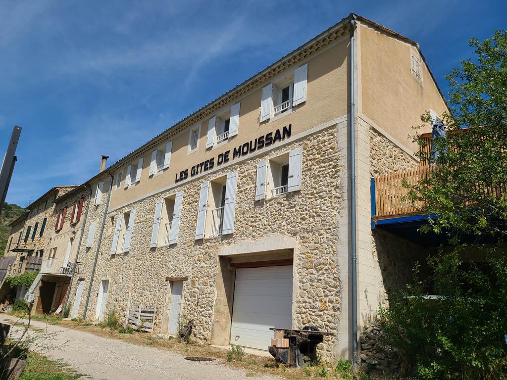 Les gîtes de Moussan - Montbrun Les Bains - Vue d'ensemble du bâtiment