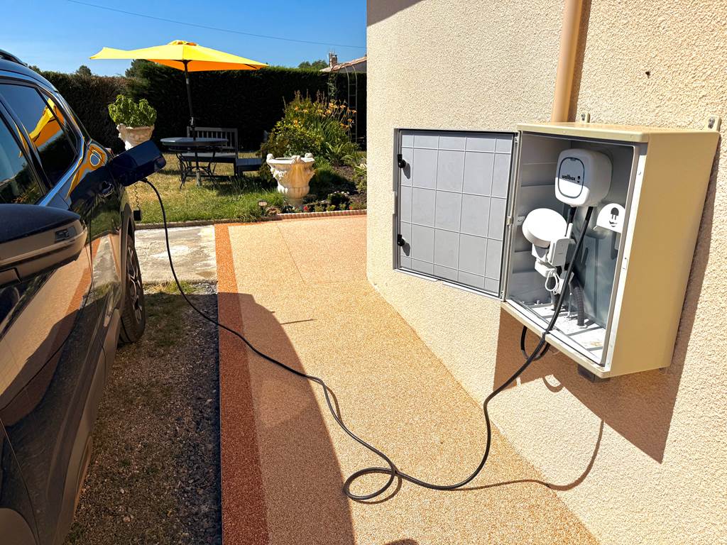 Borne de recharge véhicules électriques ou hybrides