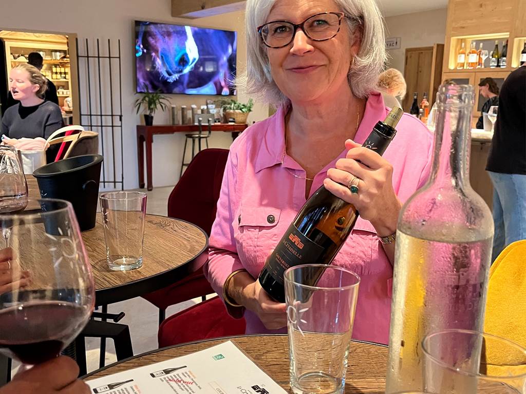 Un beau sourire d'Anne avant la Dégustation