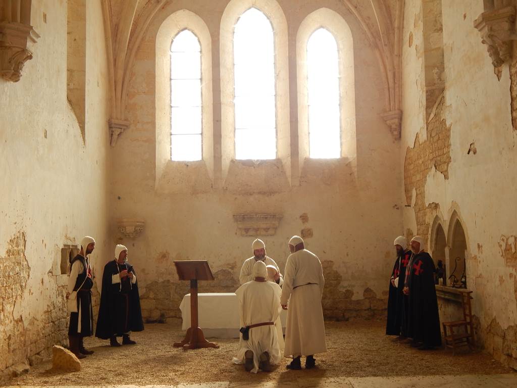 Frères dans la chapelle