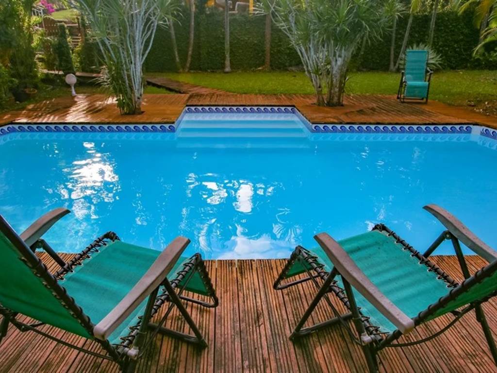 Piscine-tropicale-eau-turquoise-palmiers-royaux-detente-sainte-anne-guadeloupe-l-or-des-caraibes