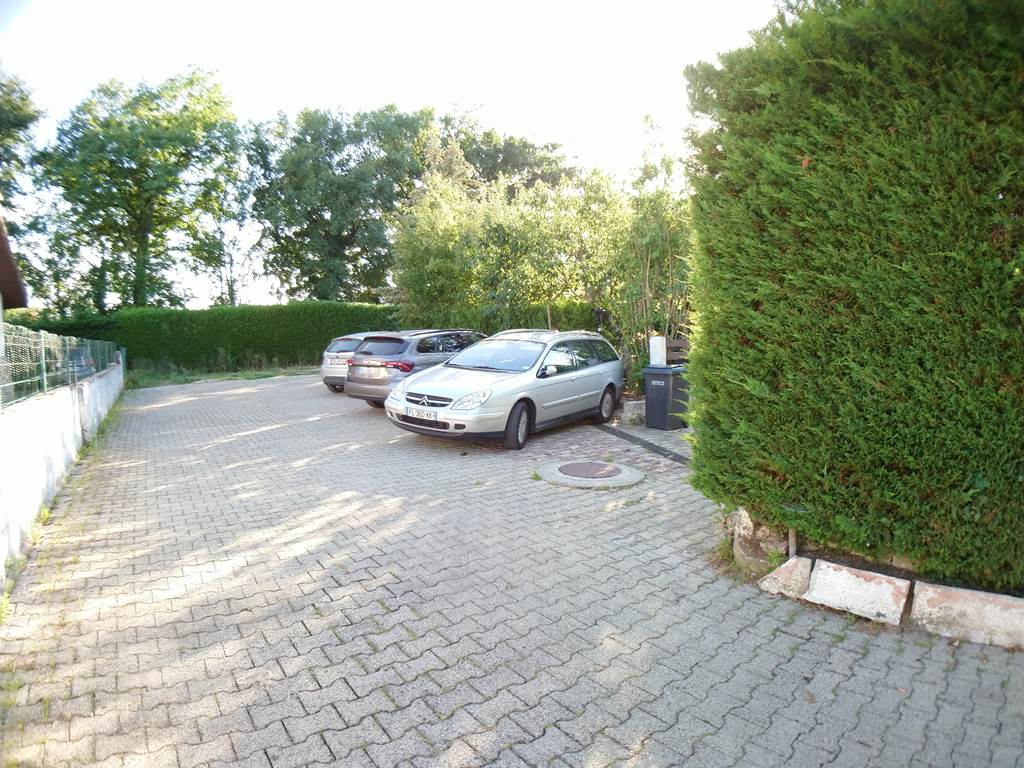 Grand-parking-les-gites-de-josefine-et-voltaire-ornex-ferney-voltaire-Genève-aéroport