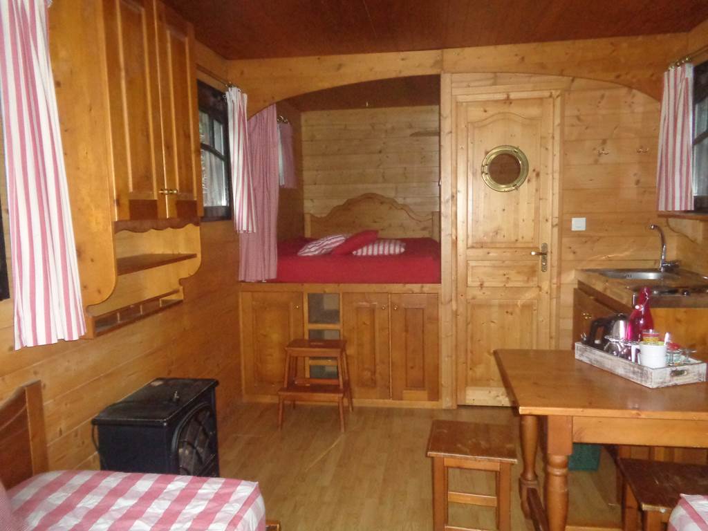 la roulotte campagne et bois: un intérieur tout en bois