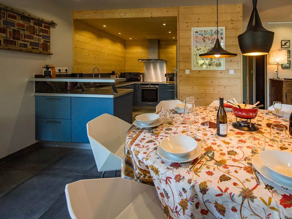 Espace repas - cuisine en arrière plan