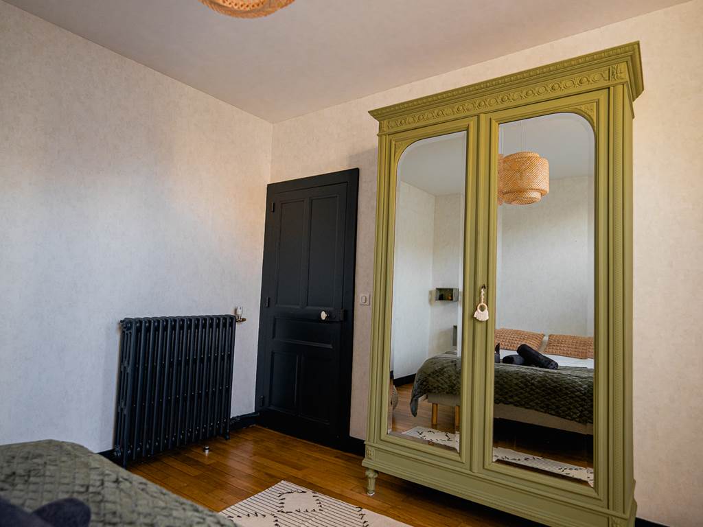 Chambre confortable avec lit double et rangement