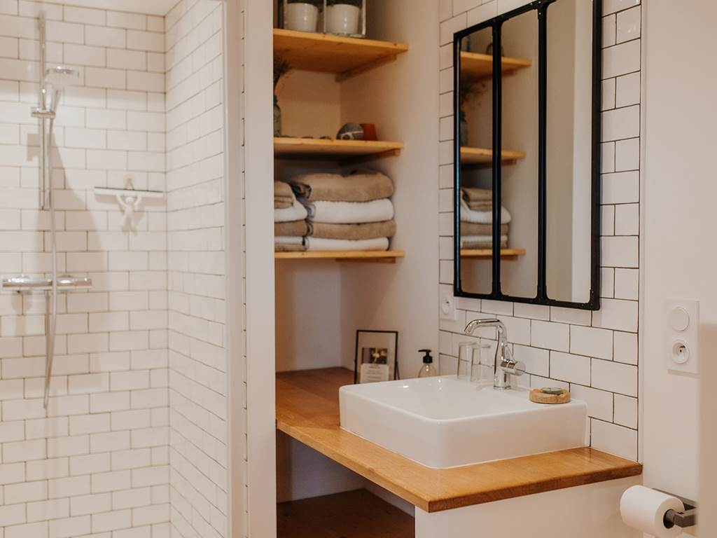 Tons naturels et agencement pratique dans les salles de bains