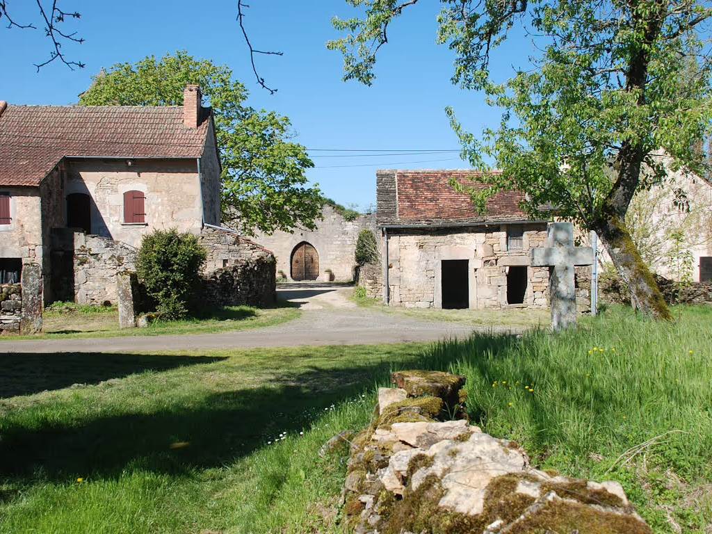 le-chateau-de-pervinquieres-exterieur