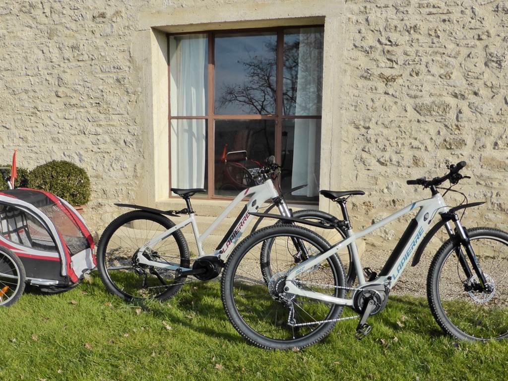 Vélos électriques les gites de fred en Dordogne à disposition des clients