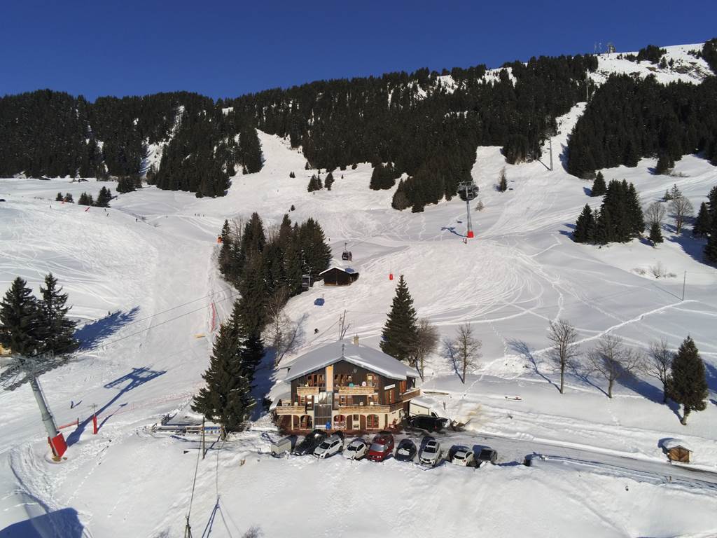 Les deux pistes desservant le chalet