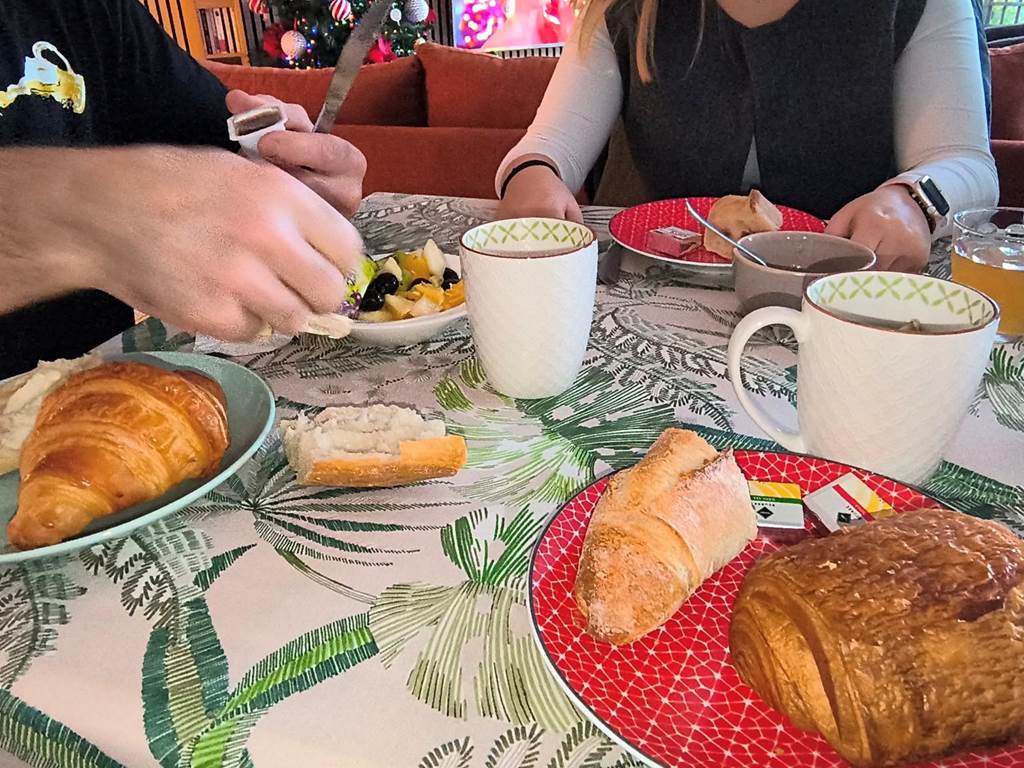 petit-dejeuner-gourmand-chambre-hotes-campagne.jpg