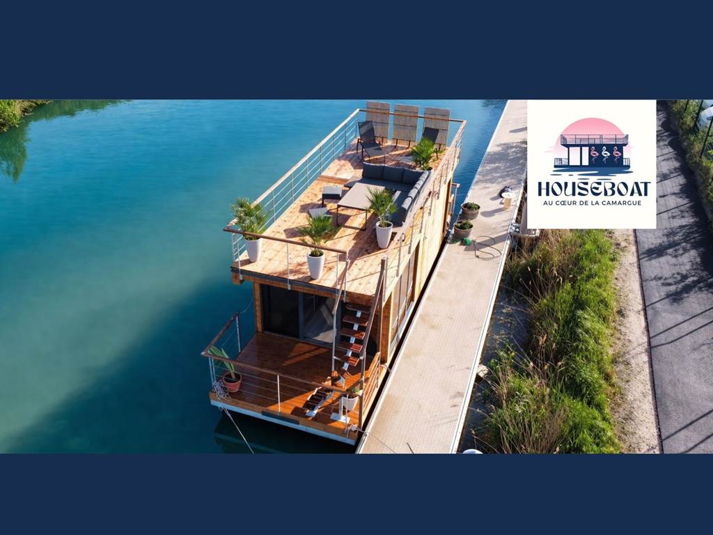 Vue aérienne d’un houseboat, offrant un séjour atypique sur l’eau à Saint-Gilles dans le Gard, au cœur d’un environnement naturel paisible et dépaysant.