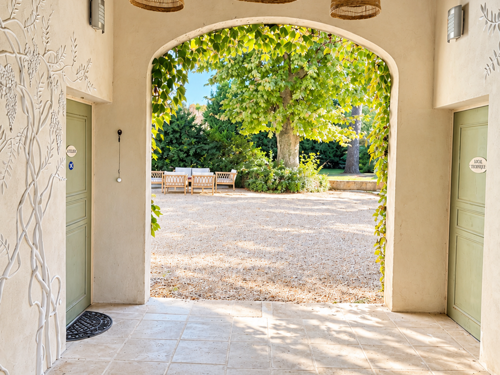 "L'entrée du patio, comme une invitation à découvrir l'atmosphère singulière du Mas, entre esprit hacienda et douceur provençale"