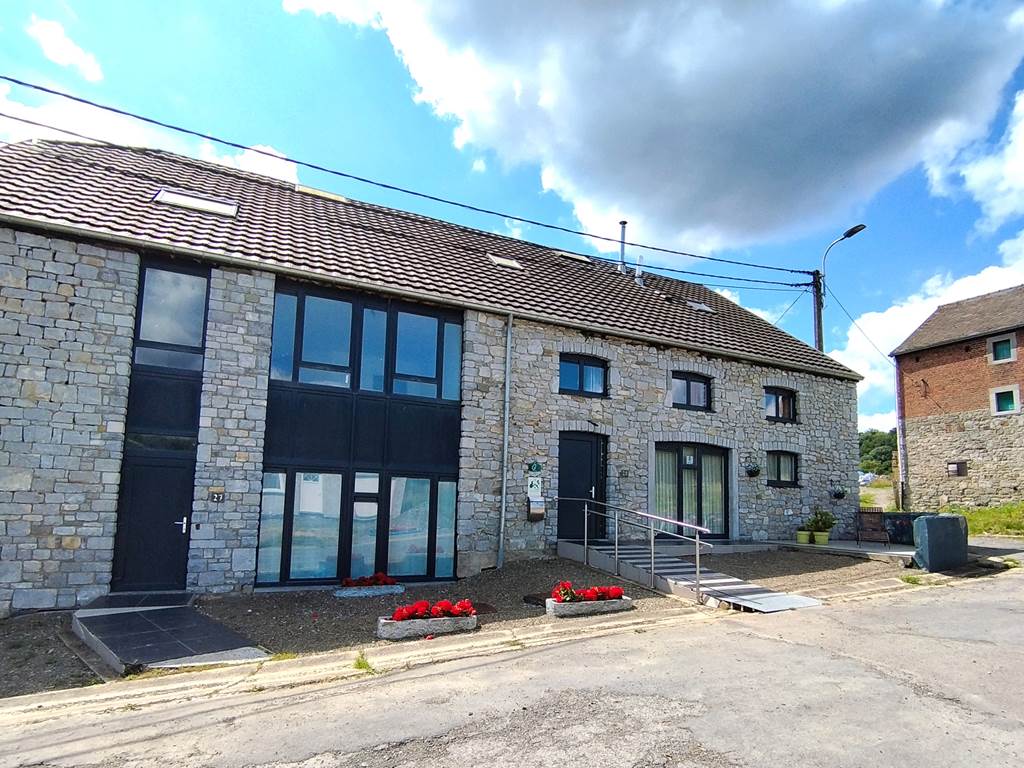 La rue se termine en cul de sac - très peu de passage de voisins