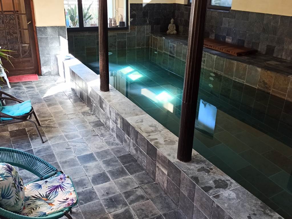 la grenade bleue chambred hôte insolite domain de la grenade bleue avec jardin arboré parking privé piscine interieure en pierre chauffée toute l'année