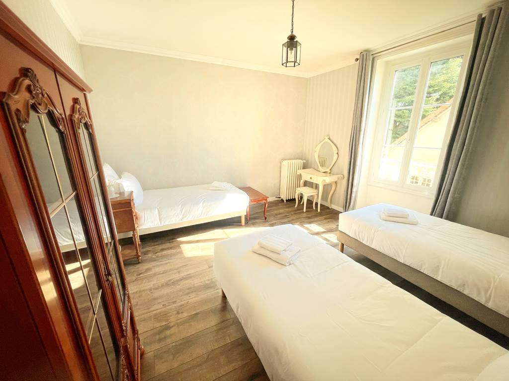 La Maison Voyage 41 - vue ensemble  coiffeuse chambre trois personnes - Suite Familiale Magie