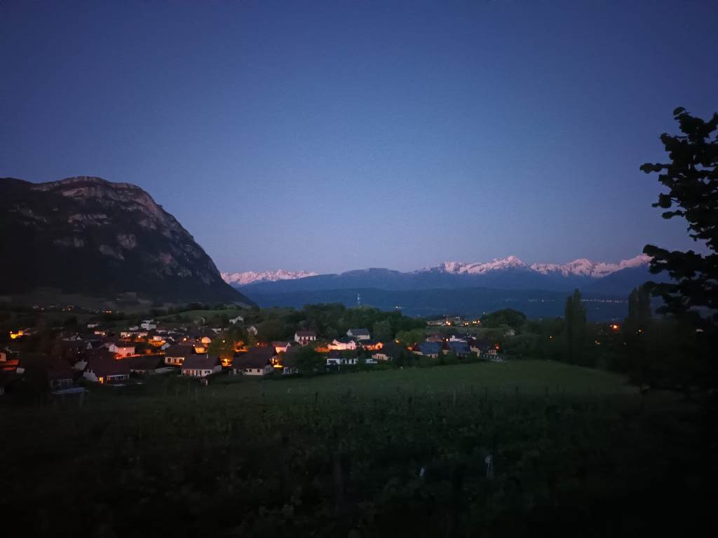 La lune eclaire les sommets des Alpes