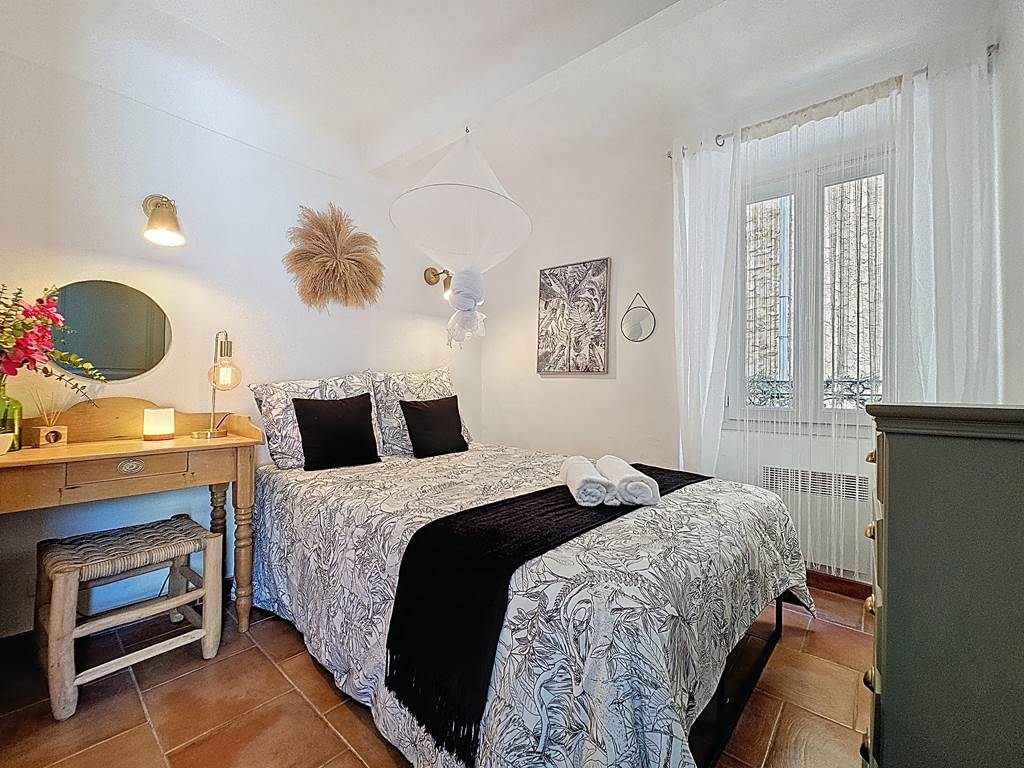 Esprit jungle raffiné au couleurs chaudes et aux matières naturelles créant une ambiance fraîche, exotique et inspirante.