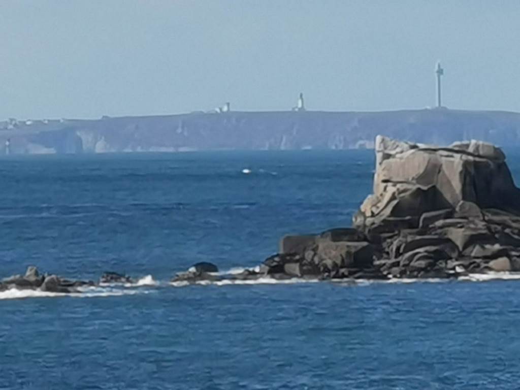 Vue sur l’île d’Ouessant depuis la plage à 150 m des Chalets de Kerescar à Plouarzel pour des loisirs en bord de mer en Bretagne