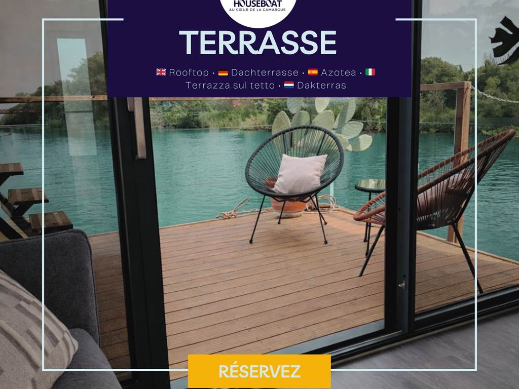 Petite terrasse à l’avant idéale pour le petit-déjeuner, offrant un espace extérieur agréable avec vue sur l’eau pour profiter d’un moment calme et ensoleillé.