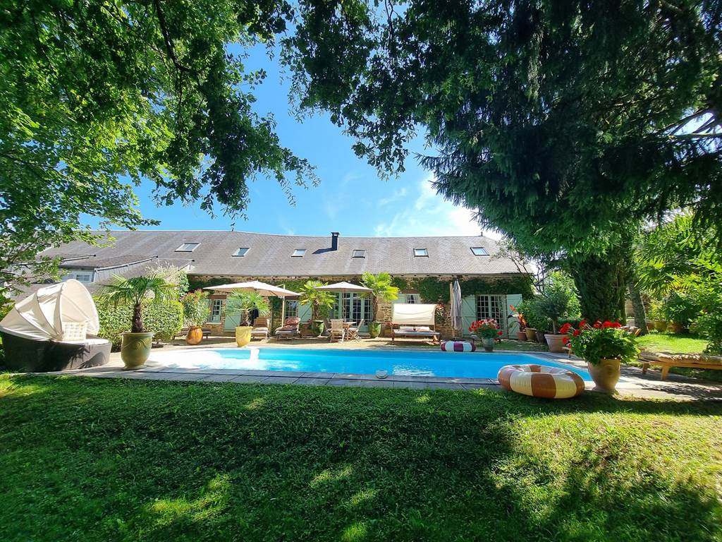 La Longère au bord de la piscine
