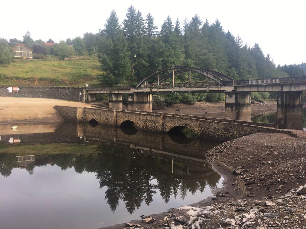 Les 2 ponts de chatelus en période de maintenance des installations des barrages