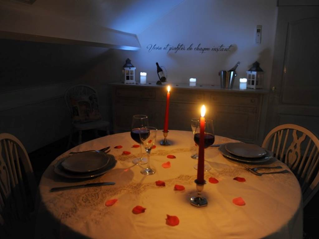 Table dressée pour dîner romantique suite Ecrin d' Amour
