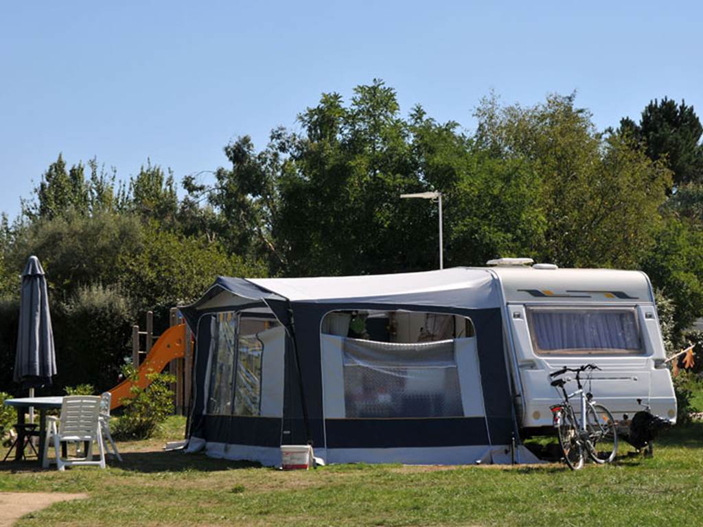 Emplacement nu pour tentes caravanes et camping-cars