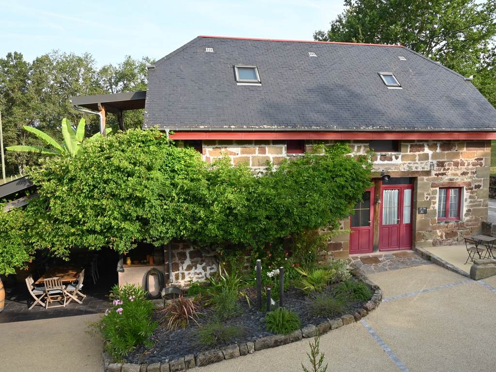 Gîte charme corrèze vue maison terrasse